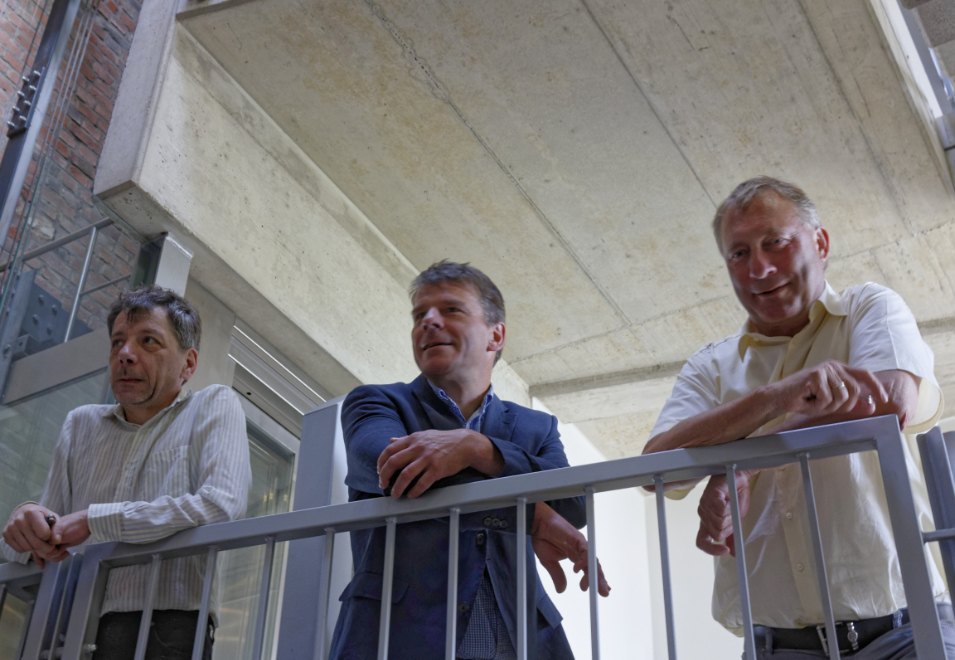 Langjaehriges IngenieurTeam2 Teammitglied mit Kollegen